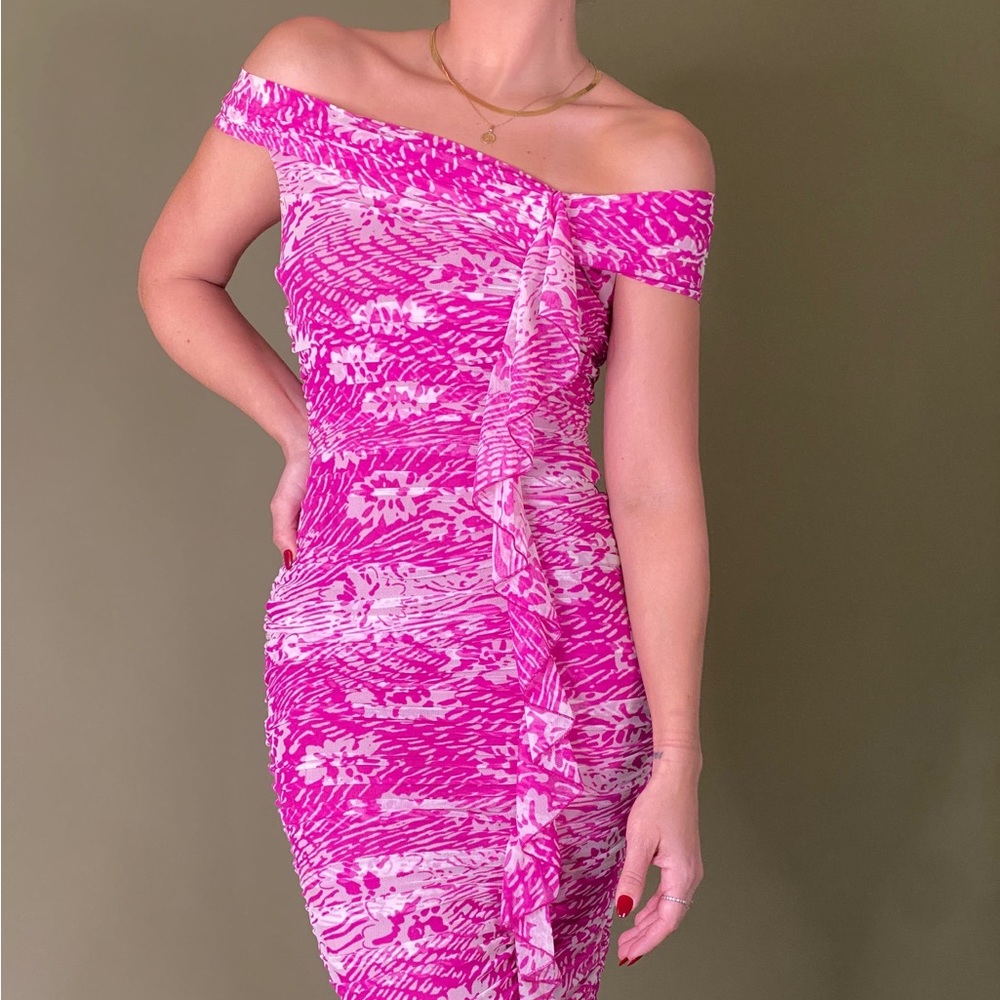 Pink and white pattern ruched mesh dress. 

Size: 6

Condition: Very good